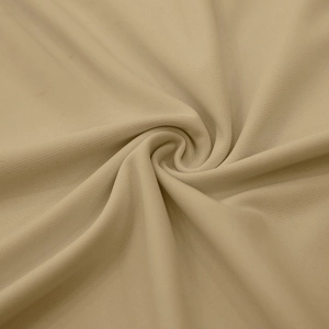 Primer plano de la textura de tela de algodón beige en un polo de hombre de manga corta