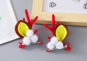 Detailansicht der roten Rentier-Geweih-Haarspangen mit weißen Pompons für Weihnachten