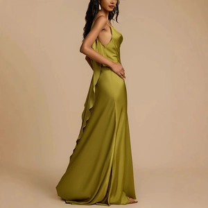 Elegantes olivgrünes Satin-Maxikleid mit dünnen Trägern und Rüschendetails am Rücken