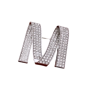 Broche luxueuse en forme de M argentée avec strass scintillants pour femmes