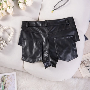 Detailaufnahme der schwarzen PU-Leder-Shorts mit hoher Taille, Gesäßtasche und Gürtelschlaufen