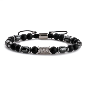 Mattschwarzes Herren-Perlenarmband mit Zirkonia-Abstandshaltern und Kordelzug