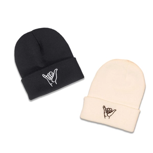 Bonnets tricotés tendance en noir et beige avec motifs brodés de gestes de la main