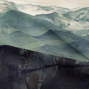 Vista dettagliata della spessa trama tessile e della stampa del paesaggio montano sull'arazzo