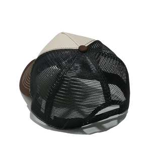 Détail du filet arrière et de la fermeture réglable snapback de la casquette trucker