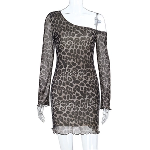 Détail du tissu en maille léopard sur une robe moulante sexy à une épaule et manches longues