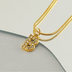 Collier lettre B dorée avec pierres en zircone sur une chaîne serpent pour femmes