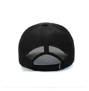 Détail de l'arrière en maille respirante et de la sangle réglable de la casquette noire