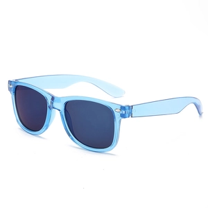 Detalle de gafas de sol infantiles azules transparentes con remaches y cristales oscuros