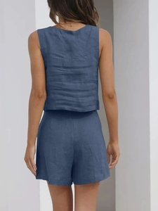 Vue arrière d'un ensemble deux pièces en lin bleu pour femme avec haut sans manches et short