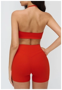 Vue arrière de l'ensemble de yoga rouge avec brassière dos nu et short de sport taille en V