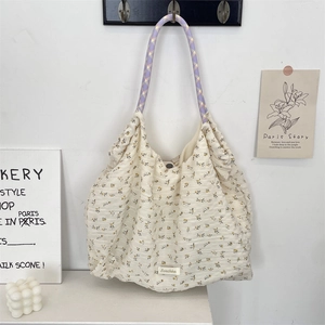 Détail de la boucle magnétique et des poignées en corde tressée violette du sac