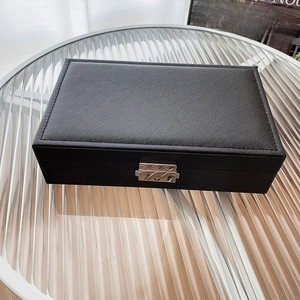 Detailansicht der schwarzen Schmuckschatulle aus strukturiertem PU-Leder mit Metallschloss