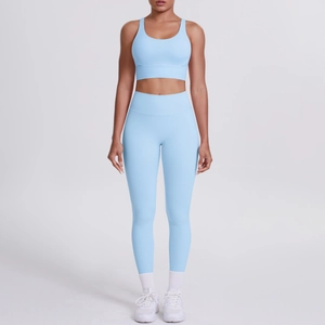 Ensemble de yoga bleu ciel avec brassière col en U et legging taille haute sans couture