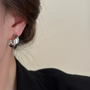 Boucles d'oreilles clips géométriques argentées au design torsadé multicouche pour femme
