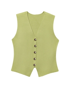 Détail du gilet en maille vert herbe avec col en V et cinq boutons en métal bronze