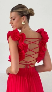 Dettaglio retro dell'abito in chiffon rosso con lacci incrociati e balze sulle spalle