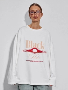 Λεπτομέρεια του πλανήτη Black Hole σε χαλαρή λευκή βαμβακερή μακρυμάνικη μπλούζα
