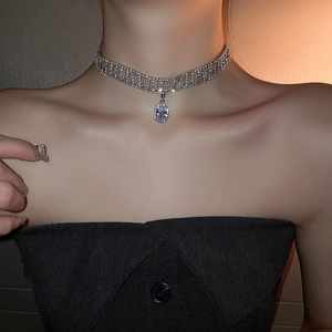Gros plan du collier choker argenté serti de zircon avec pendentif goutte d'eau