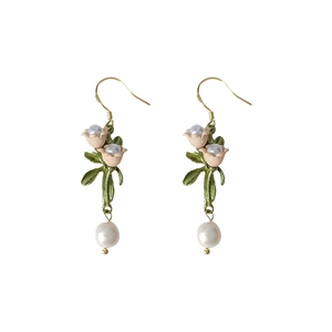 Boucles d'oreilles muguet avec fleurs roses, feuilles vertes et perles blanches