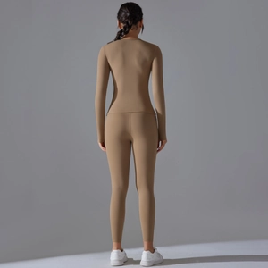 Vue arrière d'un ensemble de yoga kaki à manches longues montrant la coupe ajustée