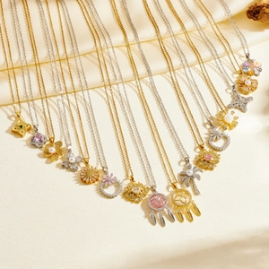 Collection de colliers bohèmes en or et argent avec des pendentifs fleurs et zircons