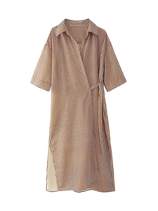 Vue détaillée de la robe midi à rayures marron avec ceinture et fente latérale