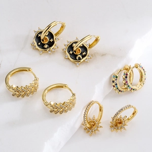 Pendientes bañados en oro 18K con motivos de sol y luna y circonitas de colores vivos