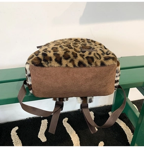 Dettaglio dello zaino in peluche leopardato con base in velluto e spalline regolabili