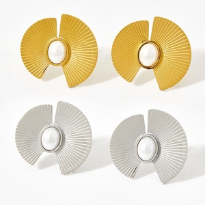French Hepburn style fan-shaped earrings with pearls in gold and silver stainless steel