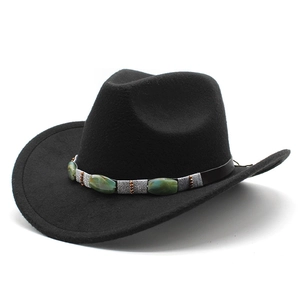 Détail d'un chapeau de cow-boy en feutre noir avec ceinture bohème en pierre de marbre