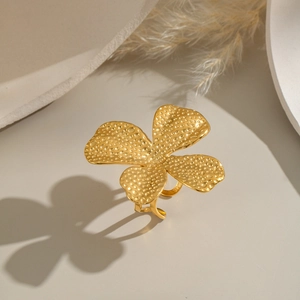 Elegant gold flower ring with textured petals in a minimalist vintage French style