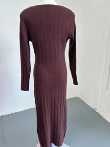 Détail du tissu en maille côtelée bordeaux sur une robe ajustée à manches longues