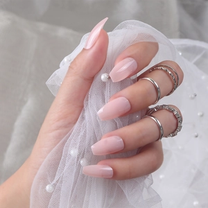Makroaufnahme kurzer ballerina-zartrosa Jelly-Nägel mit glänzendem UV-Finish