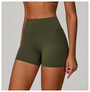 Détail du short de yoga taille haute vert olive avec coutures plates confort