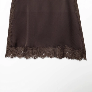 Top in raso marrone scuro con delicato bordo in pizzo sulle ciglia sul bordo inferiore