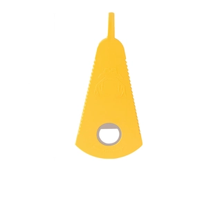 Gros plan détaillé d'un ouvre-boîte jaune multifonction avec design ergonomique antidérapant