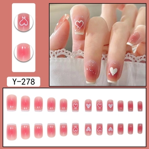 Faux ongles amande dégradé rose avec pointes French blanches et motifs de cœurs, modèle Y-278