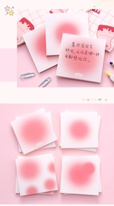 Detalle de notas adhesivas con degradado rosa, texto poético y logo de melocotón