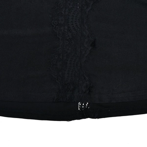Gros plan sur la texture du tissu noir avec garniture en dentelle et coutures détaillées