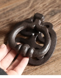 Nahaufnahme von Türklopfer aus Gusseisen in Dunkelbronze mit sandiger Textur