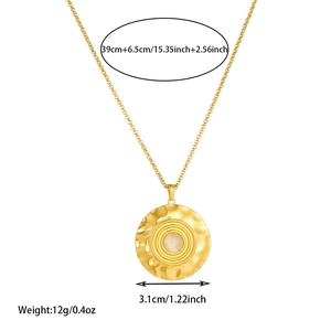 Collier en acier inoxydable doré avec pendentif rond martelé et opale blanche de 3,1 cm