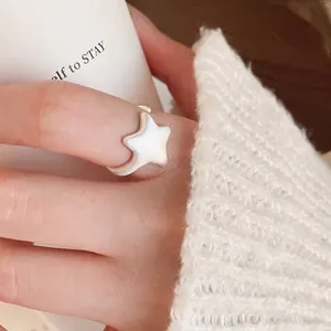 Anello aperto a stella multistrato in argento con intarsio bianco per donna