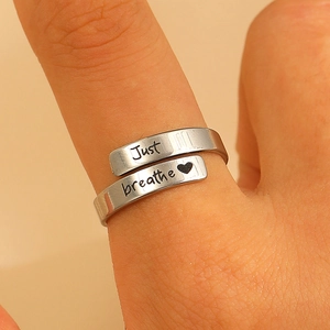 Anello Aperto a Fascia Minimalista Just Breathe in Acciaio Inossidabile con Motivo a Cuore Stampato Gioielli di Moda Regolabili per Uomo Donna