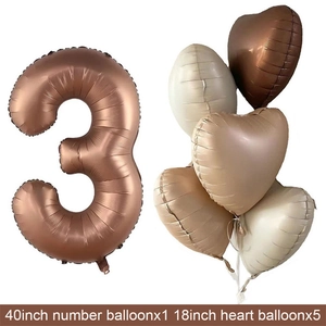 Detalle macro de un número 3 de 40 pulgadas y globos de corazón en colores cacao y crema