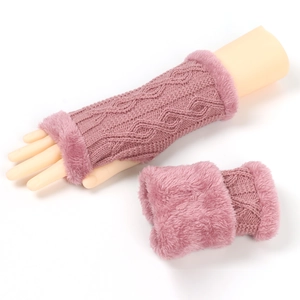 Gants sans doigts roses en tricot torsadé avec bordure en fausse fourrure et doublure chaude
