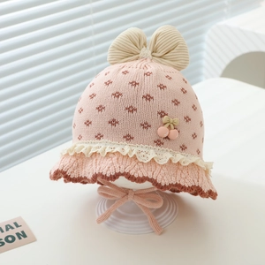Detailansicht der rosa Strickmütze für Babys mit Kirschen und Schleife