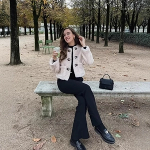 Veste polaire crème pour femme avec boucles noires élégantes et textures d'automne