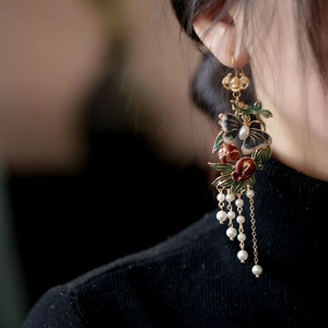 Boucles d'oreilles émaillées vintage avec papillon, feuille et glands de perles blanches