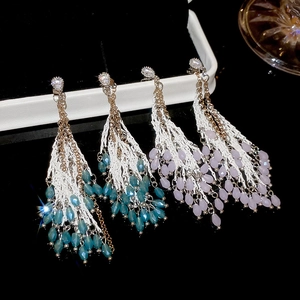 Gros plan détaillé des boucles d'oreilles pampilles à goutte d'eau et cristaux raffinés